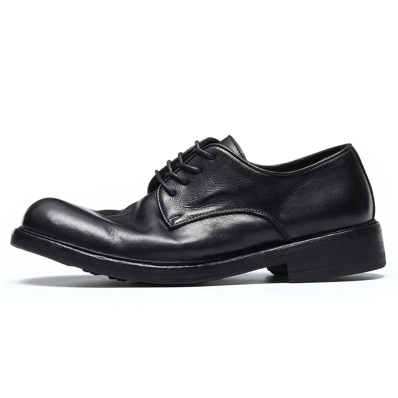 Full side profile of the Siwei-82710 black hand-finished Derby shoe with a chunky leather sole.